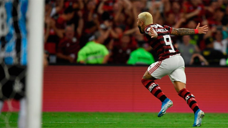 Flamengo aplastó a Gremio 5-0 y es finalista.