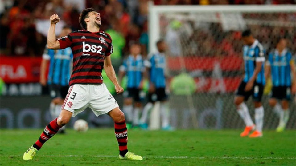 Flamengo aplastó a Gremio 5-0 y es finalista.