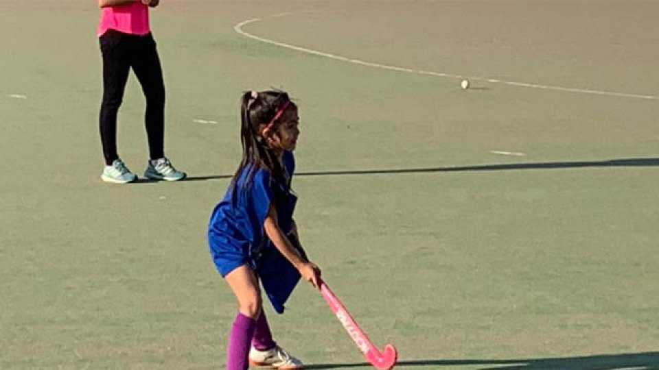 La Joya descansa y disfruta de ver a su hija jugando al hockey.