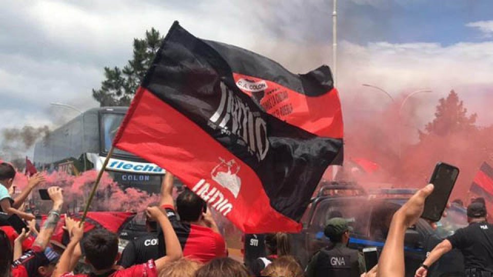 Una multitud despidió a los jugadores de Colón ayer miércoles.