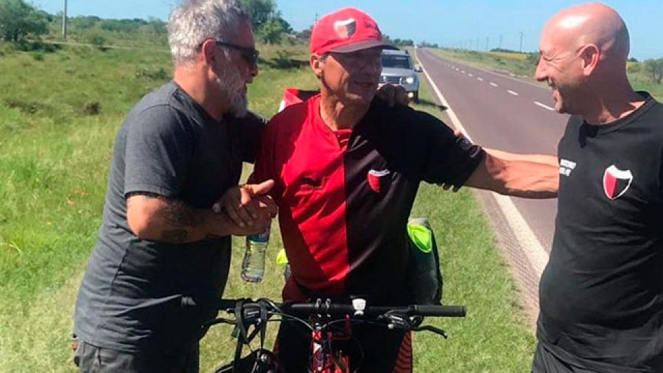 El hincha de Colón que viaja en bicicleta a Paraguay llegó a Resistencia.
