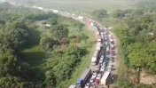 Hinchas de Colón colapsan el paso a Paraguay con más de cuatro kilometros de cola