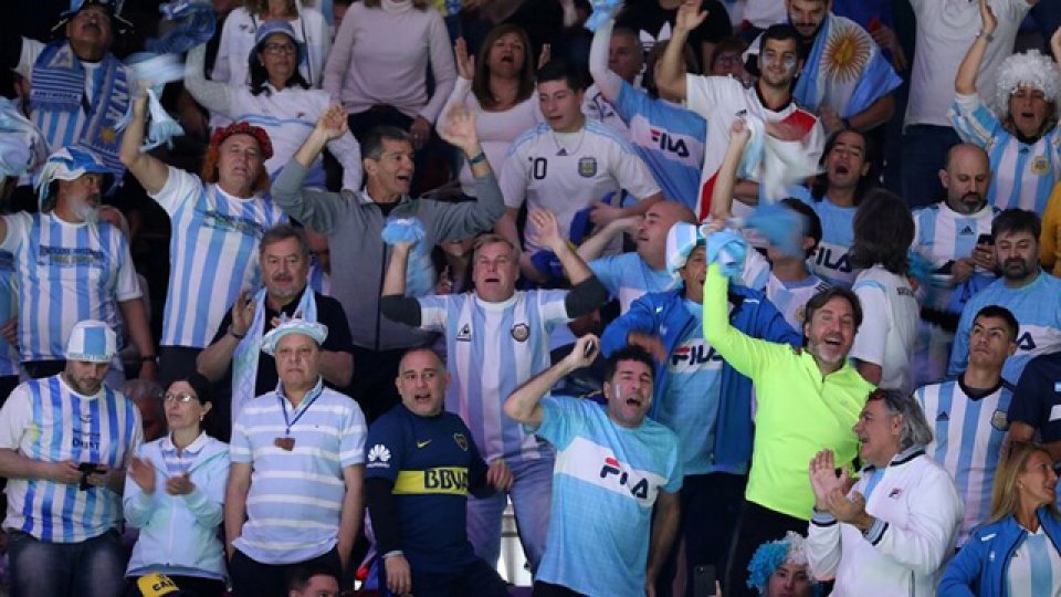 El público arengó el ingreso del equipo argentino al ritmo de Los Palmeras.