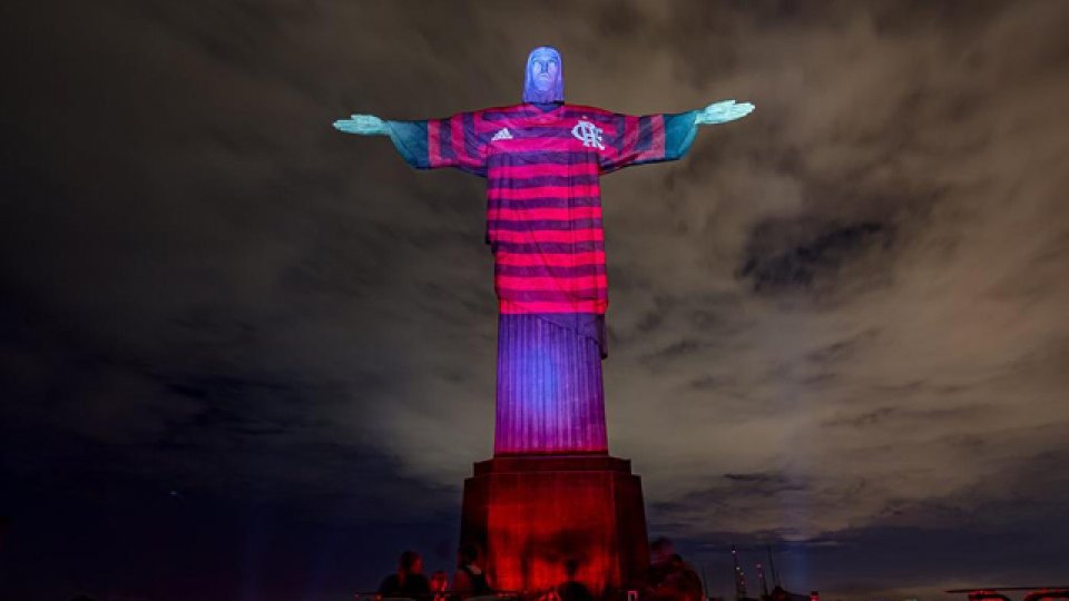 El símbolo más representativo de Brasil se vistió con los colores del Mengao.