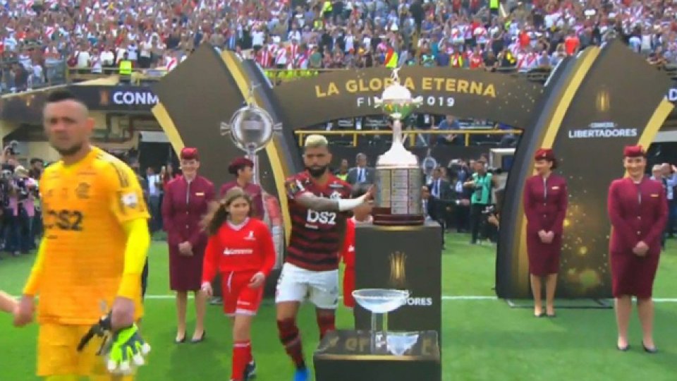 Gabigol tocó la copa en el ingreso de los equipos.