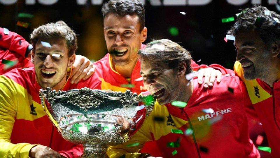 El equipo español festeja la nueva copa davis.