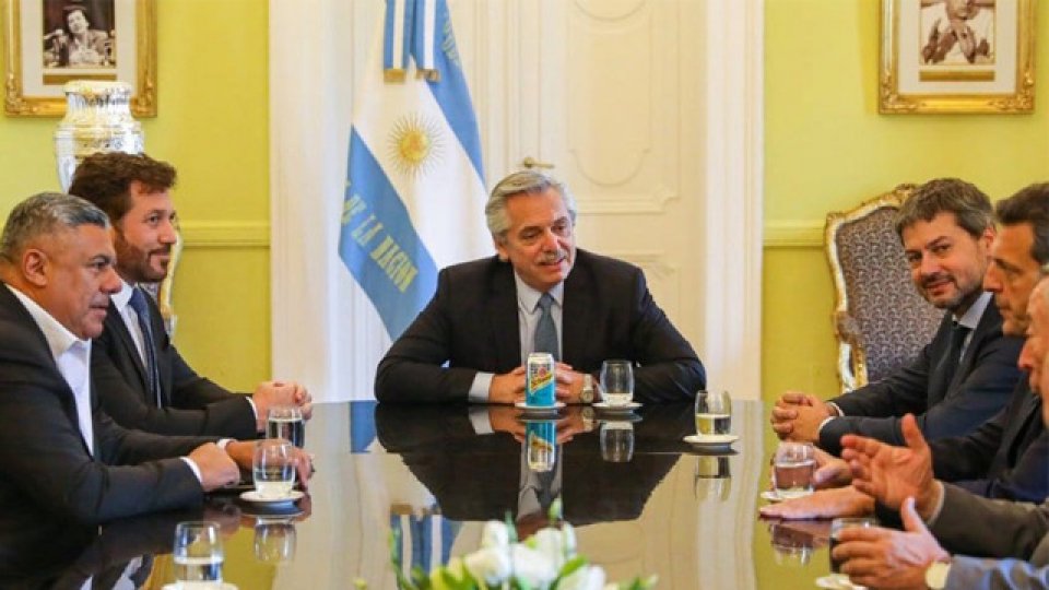 El Presidente Fernández junto a parte de sus colaboradores con Tapia y Domíguez.