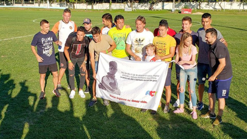 Las estrellas mostraron su lado solidario en la cancha del club Don Bosco.