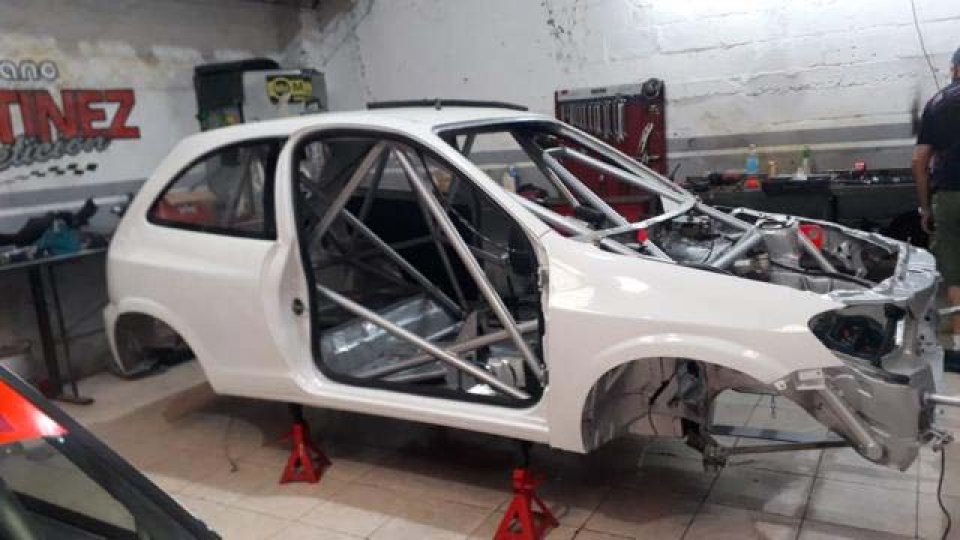 El auto ya se encuentra en el taller que tiene la familia Martínez en Concordia.