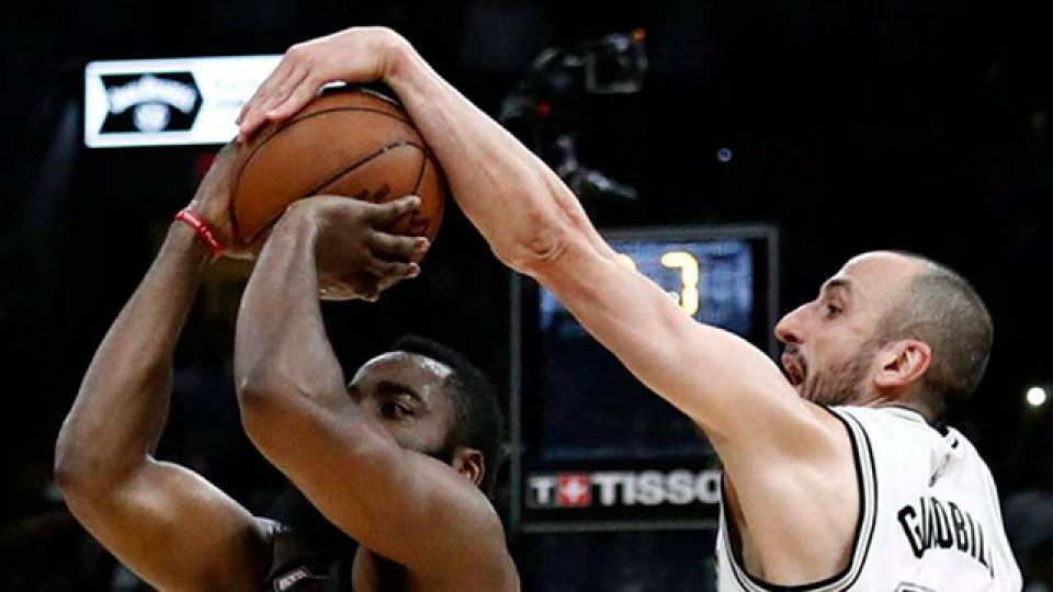 La NBA eligió un "tapón" de Ginóbili como el segundo mejor de la década.