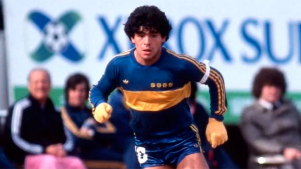 Maradona, en 1981, con la camiseta Adidas.
