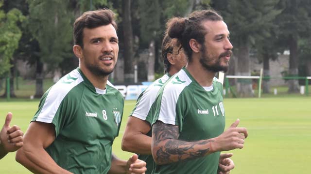 Osvaldo junto a Bertolo en el primer entrenamiento de Banfield.