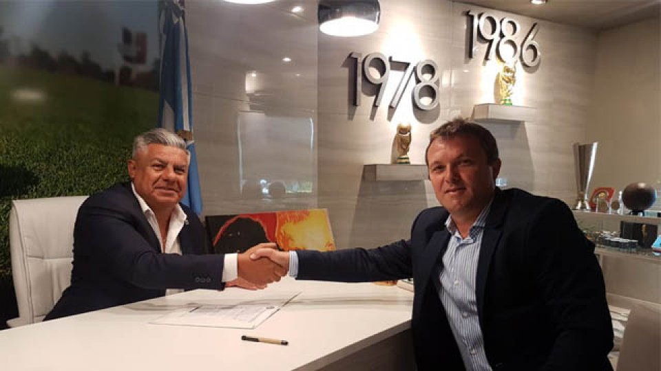 Romeo, junto al Presidente de la AFA, Claudio Tapia, firmando su contrato.