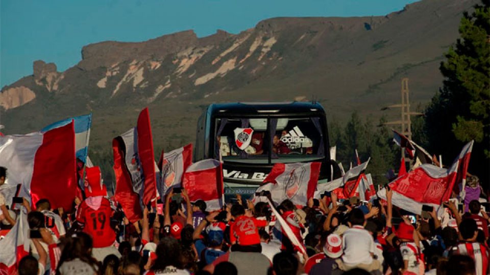 Miles de hinchas recibieron a River en San Mart&iacute;n de los Andes.
