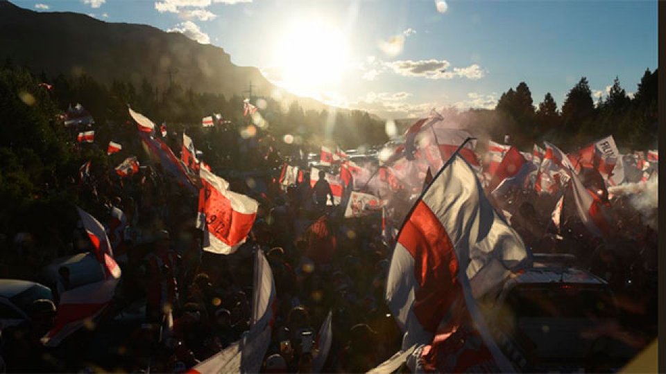 Miles de hinchas recibieron a River en San Mart&iacute;n de los Andes.