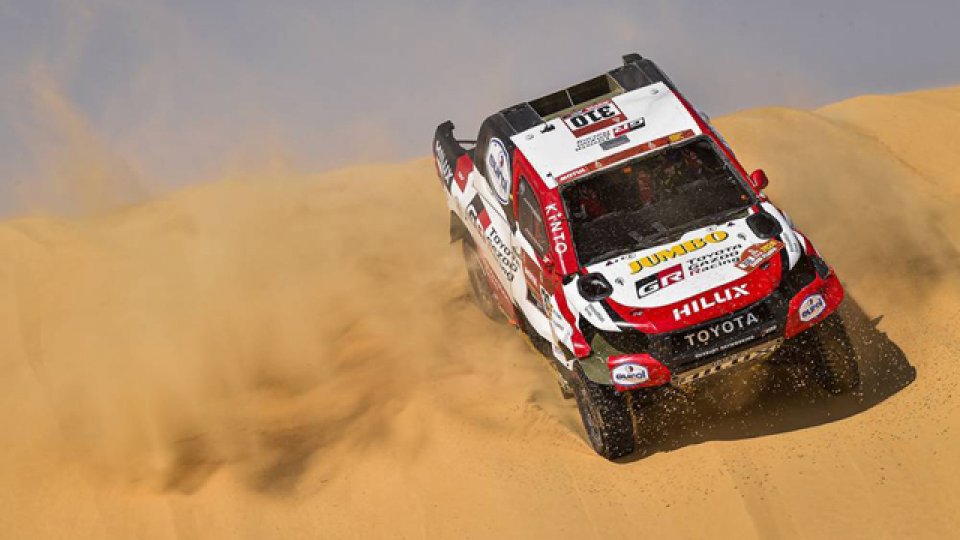Alonso continuó su carrera tras volcar en la duna.