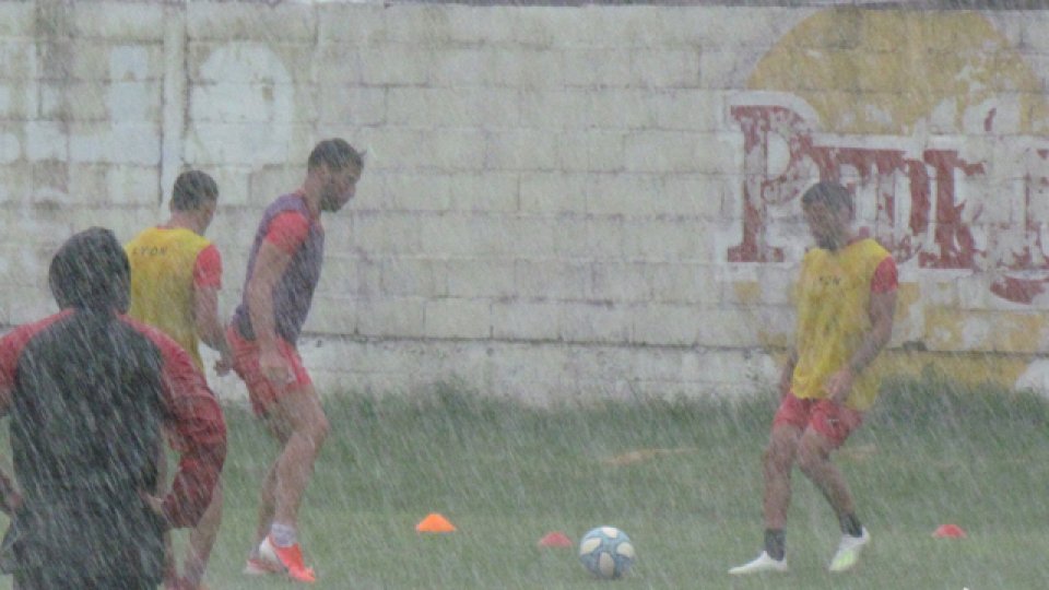 El Rojinegro practic&oacute; bajo la lluvia. (Fotos: C&oacute;digo Patr&oacute;n)