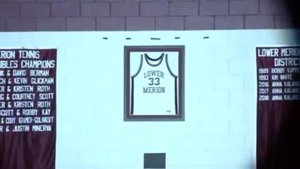 La Lower Merion High School volvió a exponer la casaca 33 de Kobe Bryant.
