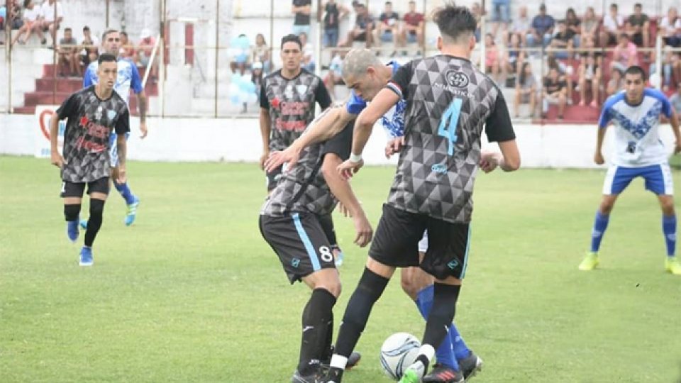 El Fortín recibe al Celeste en La Floresta buscando un triunfo en su debut.