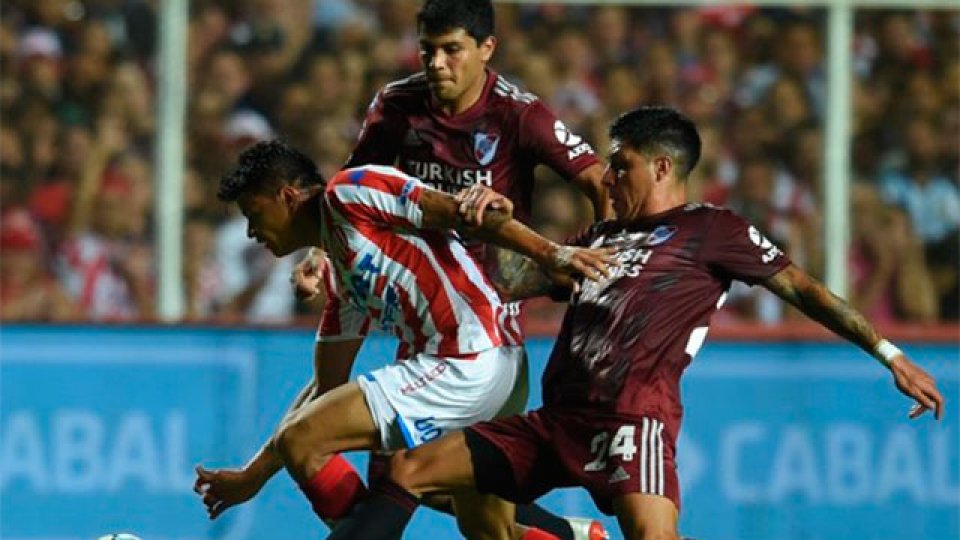 River le ganó un duro partido a Unión y es líder absoluto de la Superliga.