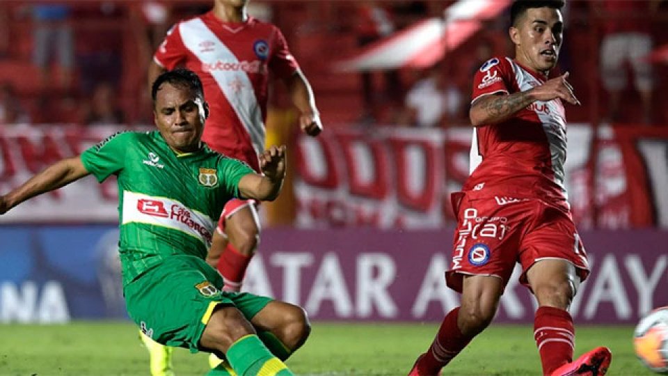 Argentinos rescató un empate ante Sport Huancayo.