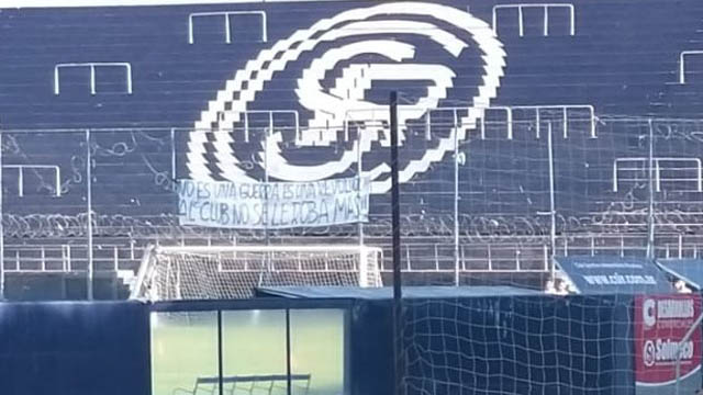 Apareció una bandera con un mensaje en una de las tribunas del Gargantini.