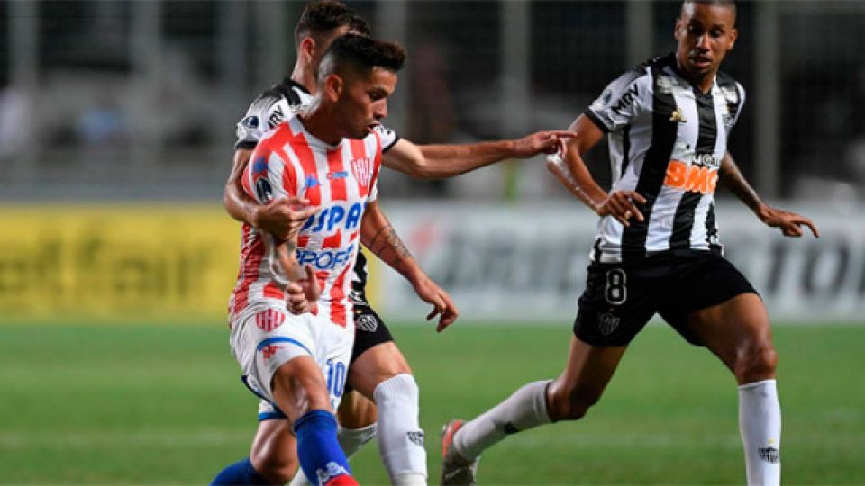 Unión perdió 2-0 con Mineiro, aguantó con lo justo y pasó de fase.