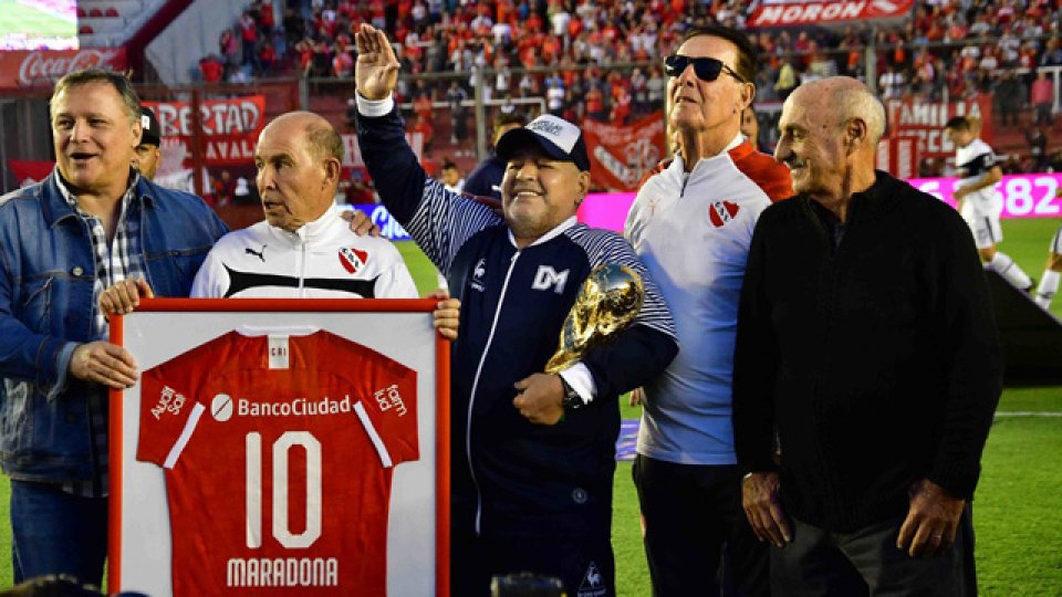 Emotivo recibimiento de Independiente para Maradona.