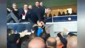 Insólito: el Presidente del Fenerbahce saltó del palco a pelear con los hinchas