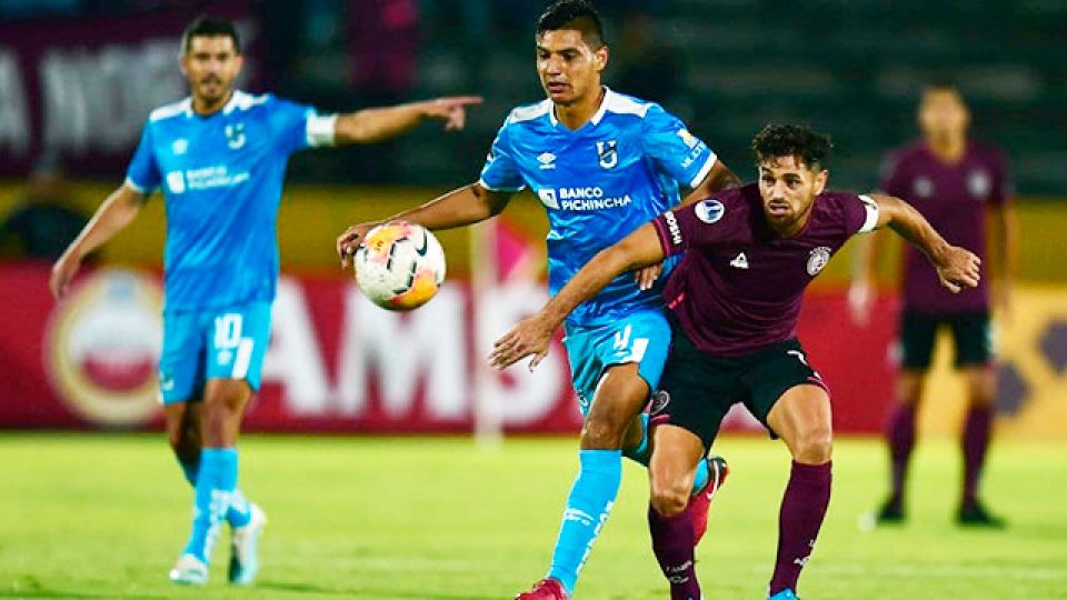 Lanús cayó en Quito pero avanzó de ronda.