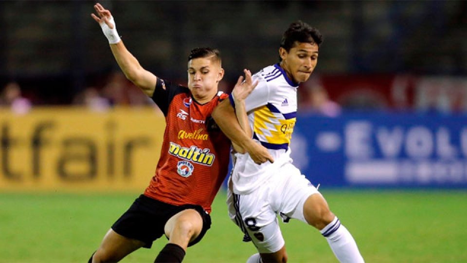 Boca dejó pasar la chance e igualó en su debut en Venezuela.