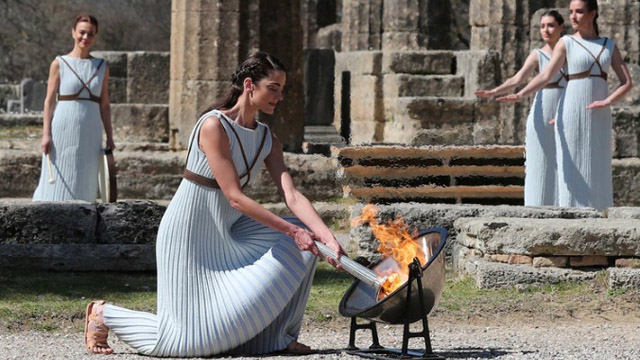Se realizó la ceremonia de encendido de la llama olímpica en la Antigüa Grecia.