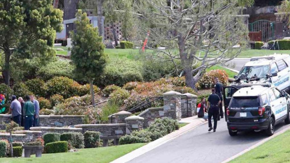 Un hombre destrozó las tumbas de ambos.