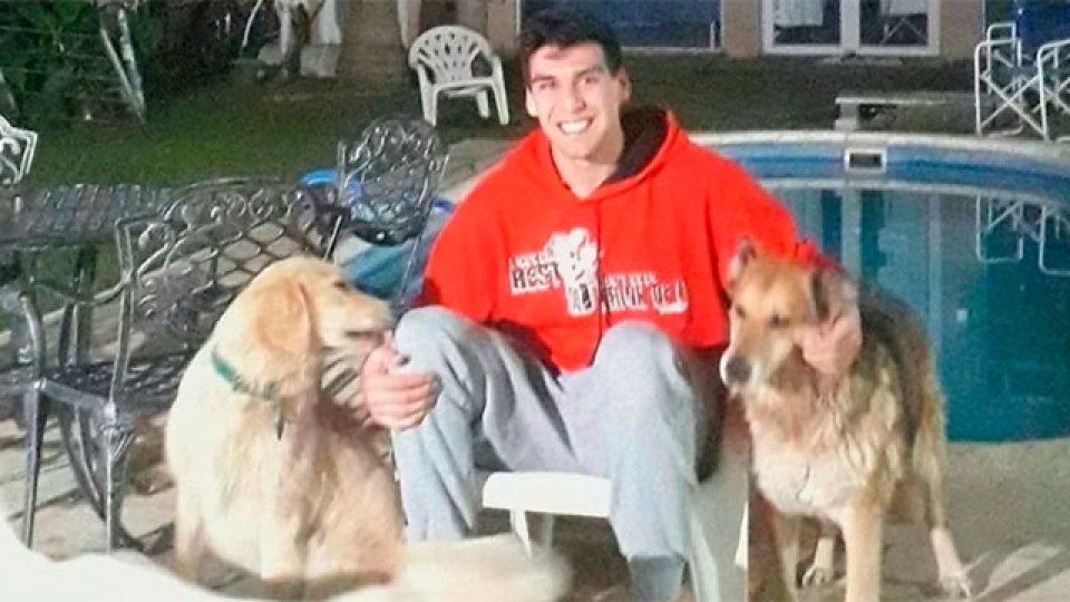Facundo Corvalán junto a sus tres perros en la casa familiar de Junín.