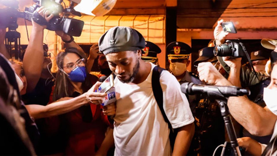 Ronaldinho dejó la cárcel e ingresó al lujoso hotel donde cumplirá el arresto.