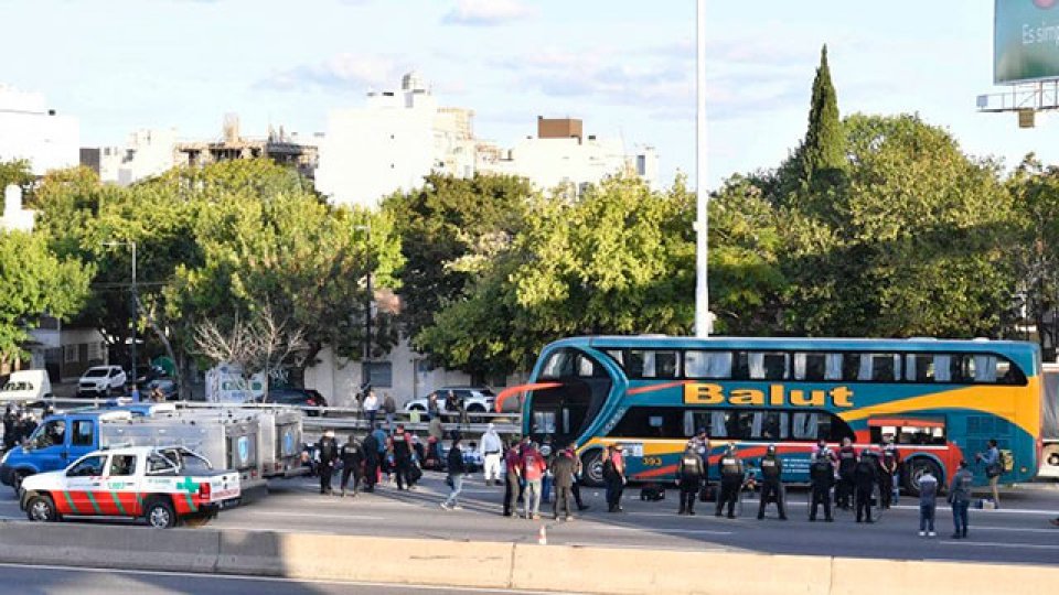 Hinchas colombianos varados en Argentina no pueden volver a su país.