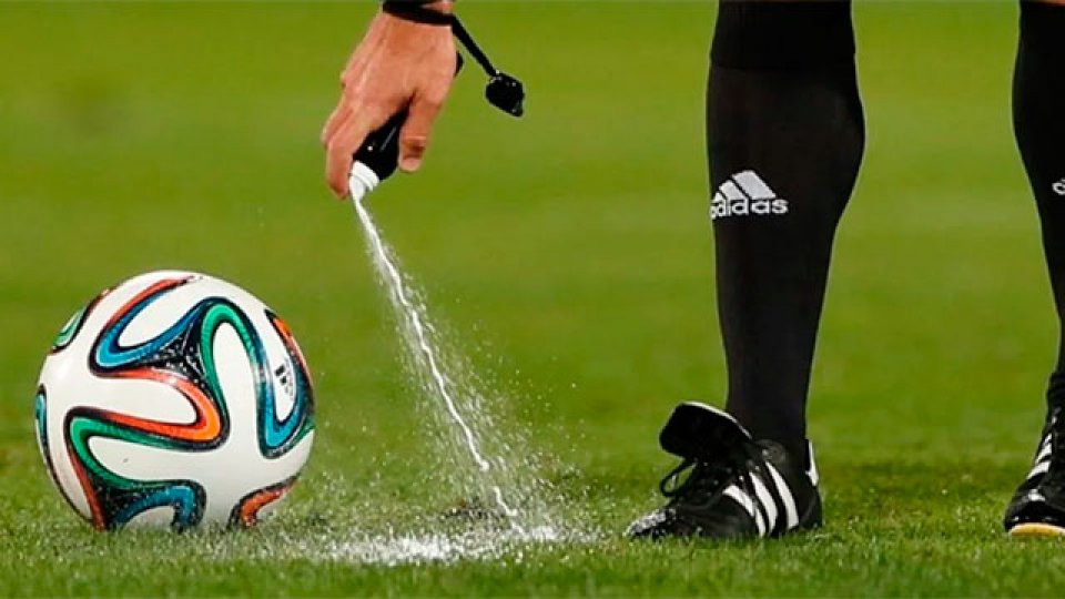 El argentino creador del spray para árbitros le ganó un juicio a FIFA.