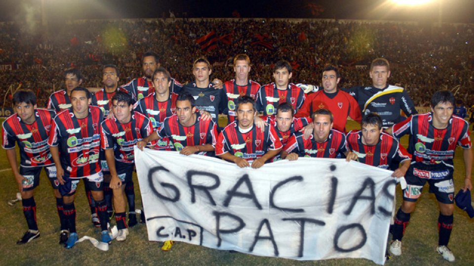 El equipo Rojinegro en esa noche gloriosa en el Grella.