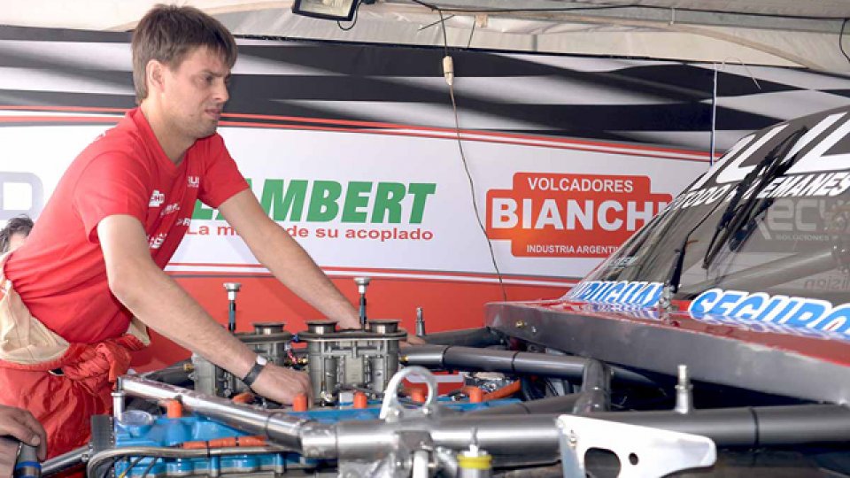 Los Bonelli se reparten el tiempo entre el auto de carrera y la herrer&iacute;a.