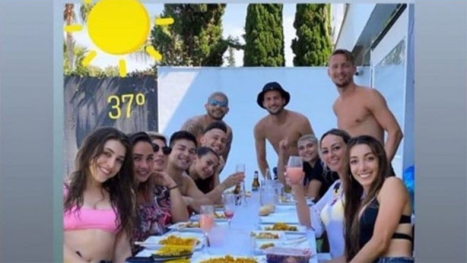 Los jugadores argentinos del Sevilla y sus familias durante una comida.