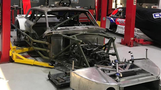 El DTA Racing prepara el nuevo Ford de Werner para enviarlo a pintura.