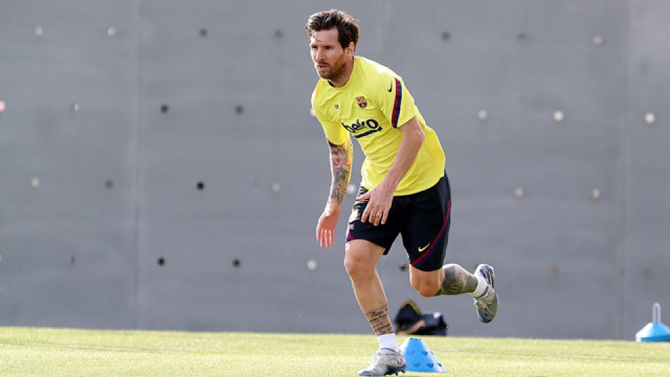 Messi trabajó aparte y se confirmó que tiene una contractura.