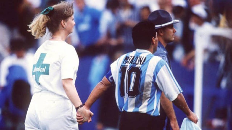 Diego deja la cancha con la camiseta de Argentina, por última vez en su carrera.