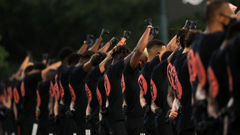 Impresionante protesta contra el racismo.