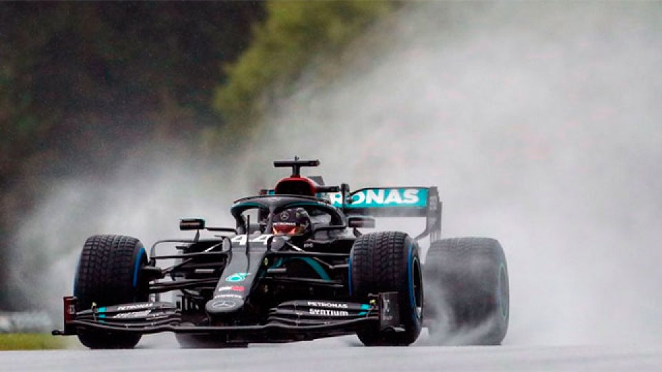 Lewis Hamilton con la pole bajo el agua en el GP de Estiria.