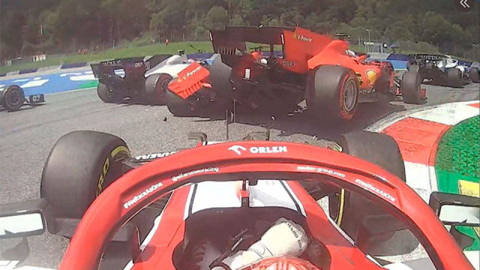 Una mala maniobra de Leclerc, que quizo superar a su compañero Vettel.