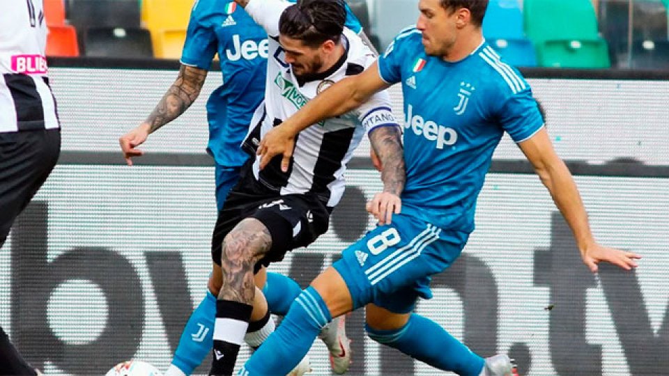 Juventus perdió con Udinese y la definición en Italia se retrasa.