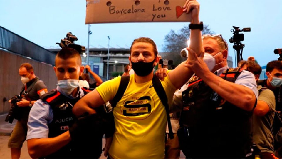 Hinchas intentaron ingresar al Camp Nou por la fuerza.