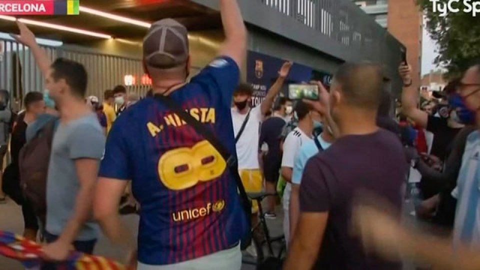 Hinchas intentaron ingresar al Camp Nou por la fuerza.