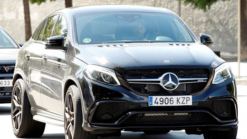 El argentino entró con su camioneta a la Ciudad Deportiva.
